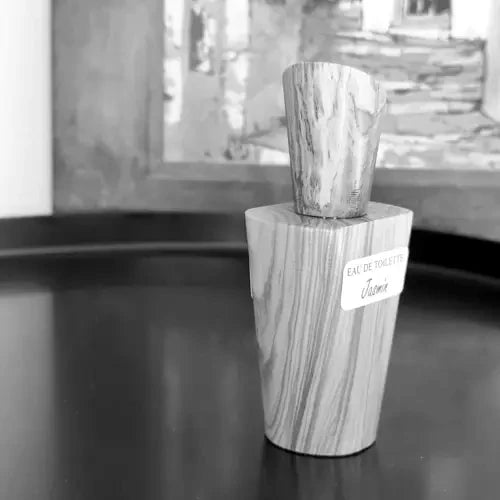 Boselli No. 4 – hand-sculpted olive wood perfume flacon with "Eau de Toilette Jasmin" label, black-and-white, made in France | LaPeNu