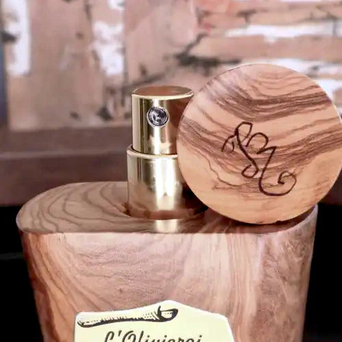 Boselli No. 9 — Gold-colored spray pump and engraved Boselli signature on olive wood cap | LaPeNu